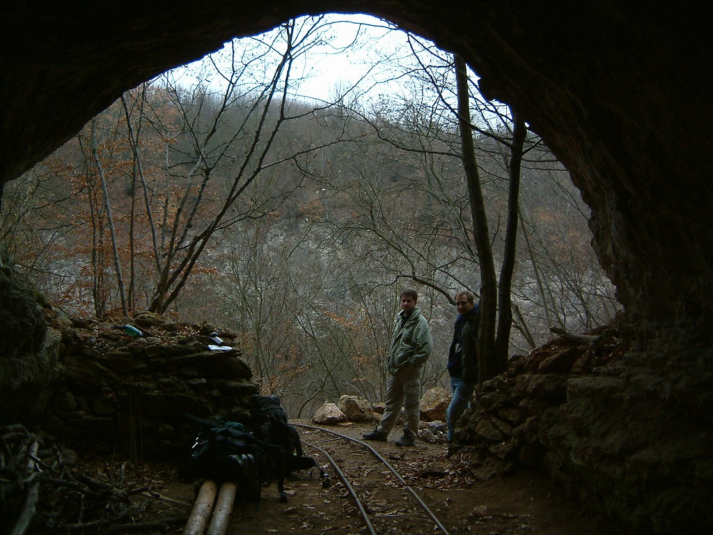 2003-11-23e__dscf0091_jeskyne.jpg