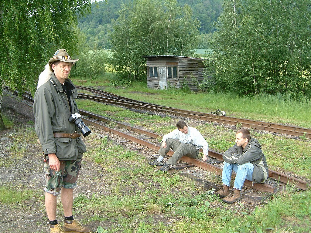 2004-06-12b_dscf0004_cekani_na_vlak.jpg
