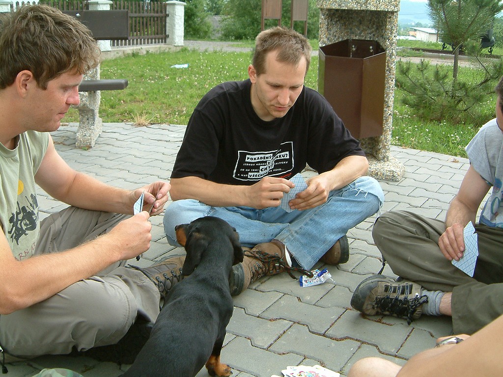2004-06-13a_dscf0077_hrajem_karty.jpg