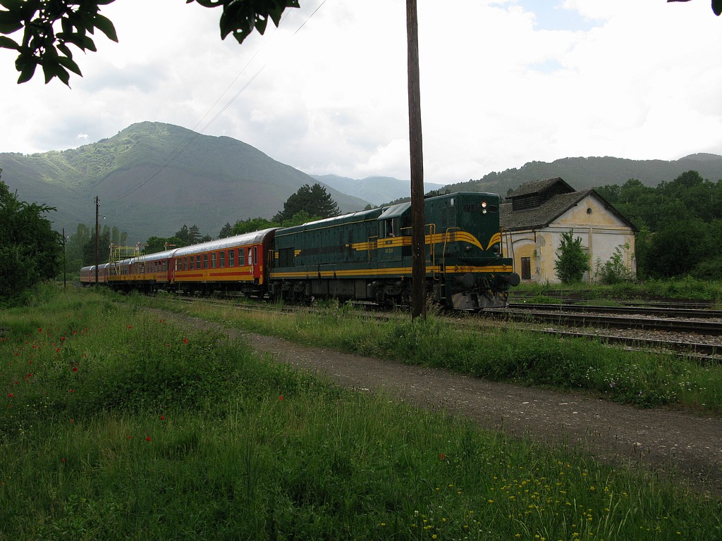 2008-05-23_img_1753_bogomila_nadrazi,_prave_prijizdi_vlak_s_lokomotivou_kenedy.jpg